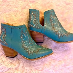 Short blue embroidered cowboy booties